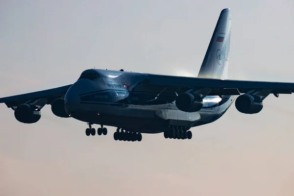 Volga-Dnepr Airlines Antonov An-124 Ruslan RA-82077 avião de carga chegada e desembarque no aeroporto de Budapeste — Fotografia de Stock