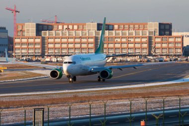 Turkmenistan Havayolları Boeing 737-700 Ez-A009 yolcu uçağı Frankfurt Havaalanında taksicilik yapıyor.