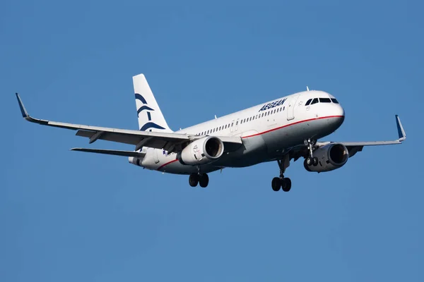 Aegean Airlines Airbus A320 SX-DNB passenger plane arrival and landing at Istanbul Ataturk Airport — Stock Photo, Image