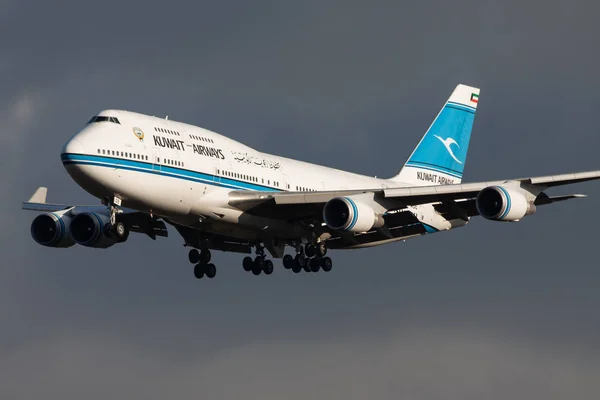 Kuwait Airways Boeing 747-400 9K-ADE passenger plane landing at Frankfurt Airport — Stock Photo, Image