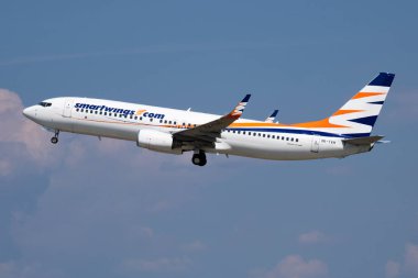 Smartwings Boeing 737-800 OK-Tvh yolcu uçağı Budapeşte Havalimanı 'ndan havalanıyor.