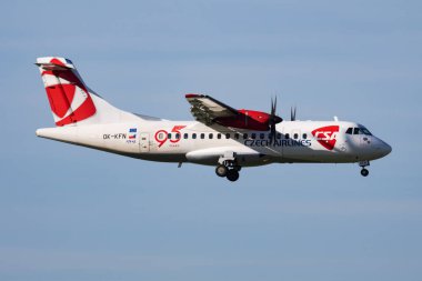 Csa Çek Hava Yolları Atr-42 Tamam-Kfn yolcu uçağı Budapeşte Havaalanına iniyor.