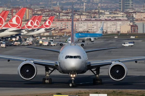 Τουρκικές Αερογραμμές Boeing 777-300er Αναχώρηση επιβατικού αεροσκάφους Tc-Ljj στο αεροδρόμιο Ataturk της Κωνσταντινούπολης — Φωτογραφία Αρχείου
