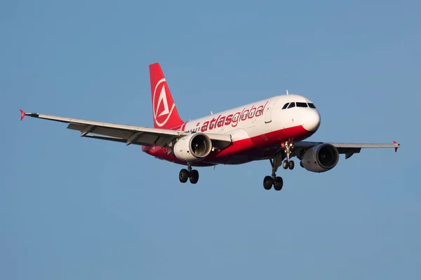Atlasglobal Airbus A319 Tc-Atd passagiersvliegtuig aankomst en landing op Istanbul Ataturk Airport — Stockfoto