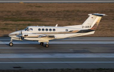 Havacılık Beechcraft B200 Süper King Air D-Iana uçağı İstanbul Atatürk Havalimanı 'ndan kalkıyor.
