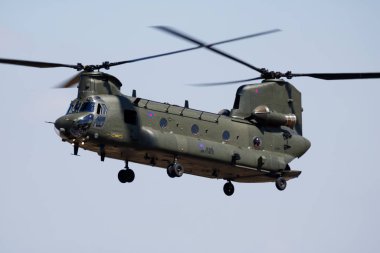 Kraliyet Hava Kuvvetleri Ch-47 Chinook Hc6 Zh891 nakliye helikopteri Riat Kraliyet Havayolları 2018 hava gösterisi için iniş ve iniş yaptı.