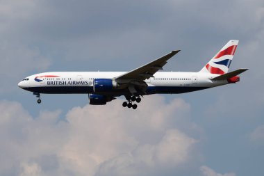 British Airways Boeing 777-200 G-Zzzb yolcu uçağı Londra Heathrow Havaalanına iniyor.