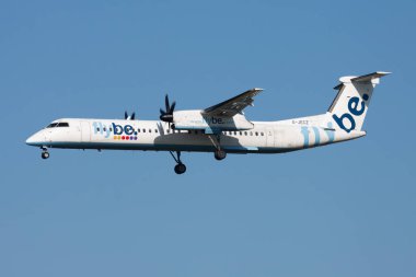 Flybe Bombardıman uçağı Dhc-8 Q400 G-Jecz yolcu uçağı Amsterdam Schipol Havaalanına iniyor.
