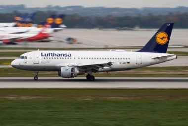 Lufthansa Airbus A319 D-Ailp yolcu uçağı Münih Havaalanına iniyor.