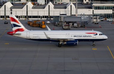 British Airways Airbus A320 G-Euyv yolcu uçağı Münih Havaalanına iniyor.