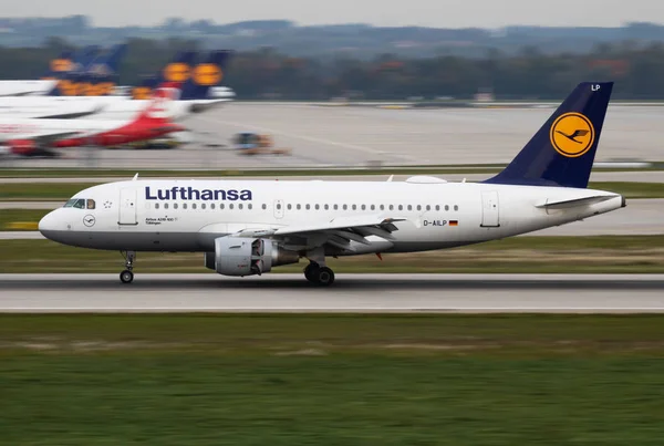 Lufthansa Airbus A319 D-Ailp passagerarplan ankomst och landning på Münchens flygplats — Stockfoto