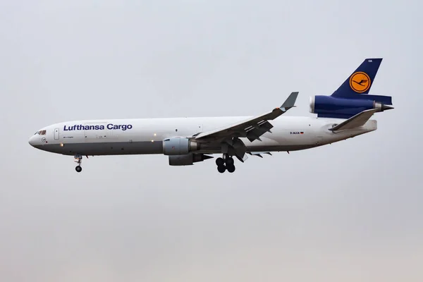 Lufthansa Cargo MD-11 D-Alca Last plan landning på Frankfurts flygplats — Stockfoto