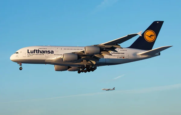 Lufthansa Airbus A380 D-Aimf utasszállító repülőgép leszállás a frankfurti repülőtéren — Stock Fotó