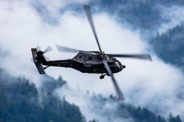 Avusturya Hava Kuvvetleri Sikorsky S-70 (Uh-60) Kara Şahin 6 m-Bb Zeltweg Hava Üssünde uçuyor
