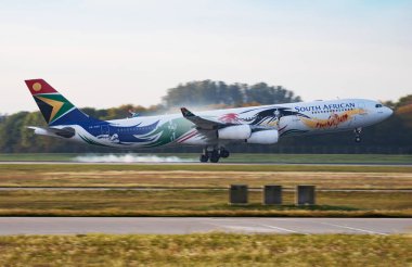 Güney Afrika Havayolları Airbus A340-300 Zs-Sxd yolcu uçağı Münih Havalimanı 'na iniyor.