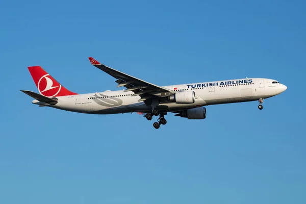 Turkish Airlines Airbus A330-300 Tc-Jnz passagiersvliegtuig landing t Istanbul Ataturk Airport — Stockfoto