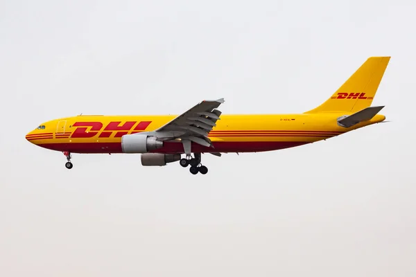 Dhl Havacılık Airbus A300 D-Aeal kargo uçağı Frankfurt Havaalanı 'na iniyor.