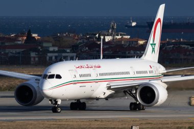 Royal Air Maroc Boeing 787-8 Cn-Rgb Dreamliner yolcu uçağı İstanbul Atatürk Havalimanı 'ndan kalkıyor.