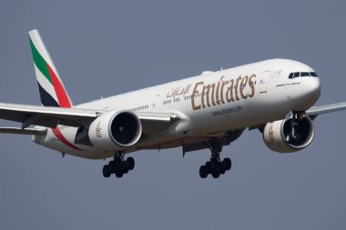 Emirates Havayolları Boeing 777-300er A6-Egk yolcu uçağı Budapeşte Havalimanı 'na iniyor.