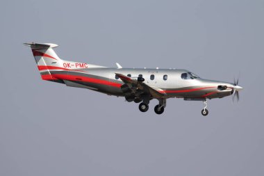 Pilatus Pc-12 Tamam-Pmc yolcu uçağı Budapeşte Havalimanı 'na iniyor.
