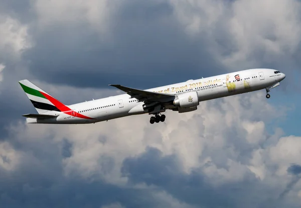 Emirates Airlines special livery Boeing 777-300er A6-Epp客机起飞，在布达佩斯机场起飞 — 图库照片