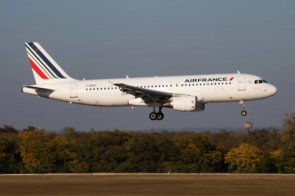 Air France Airbus A320 F-Gkxp άφιξη και προσγείωση επιβατικού αεροσκάφους στο αεροδρόμιο της Βουδαπέστης — Φωτογραφία Αρχείου