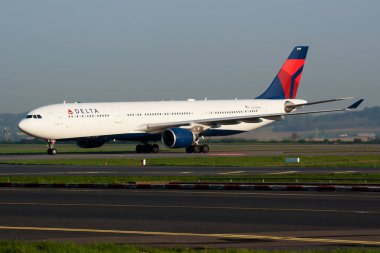 Delta Airlines Airbus A330-300 N809nw yolcu uçağı Paris Charles de Gaulle Havaalanına iniyor.