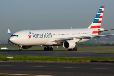 American Airlines Airbus A330-300 N276ay yolcu uçağı Paris Charles de Gaulle Havaalanına iniyor.