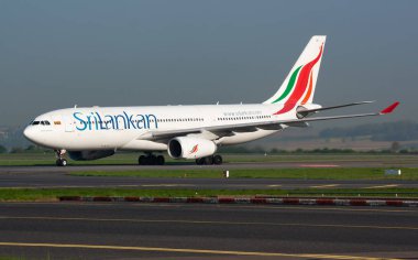 SriLankan Havayolları Airbus A330-200 4R-ALB yolcu uçağı Paris Charles de Gaulle Havaalanına iniyor.