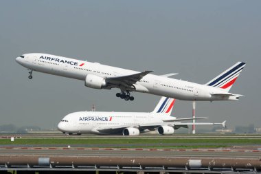 Air France Boeing 777-300ER F-GSQY yolcu uçağı Paris Charles de Gaulle Havaalanı 'ndan havalanıyor.