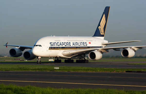 Singapur Havayolları Airbus A380 v-Skb yolcu uçağı Paris Charles de Gaulle Havaalanına iniyor.