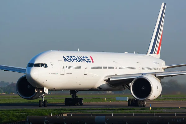 Boeing 777-300ER F-GSQM d'Air France arrivée et atterrissage à l'aéroport Paris Charles de Gaulle — Photo