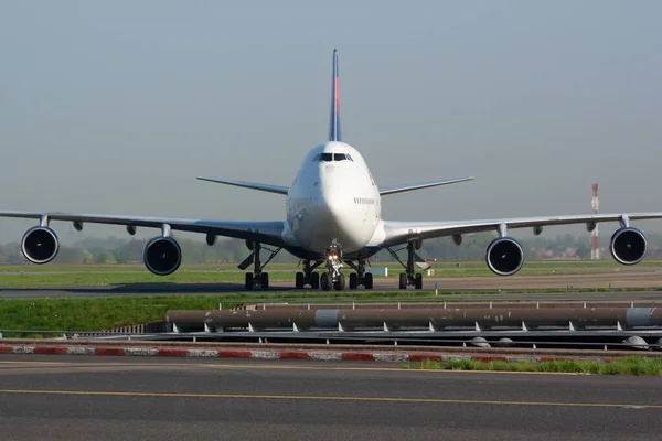 Delta Airlines Boeing 747-400 N662Arrivée et atterrissage d'un avion de passagers américain à l'aéroport Paris Charles de Gaulle — Photo