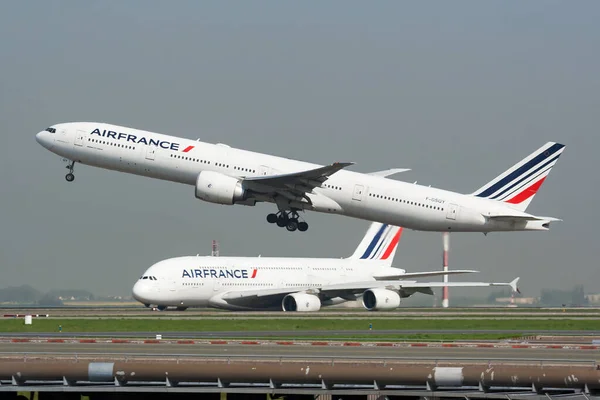 Air France Boeing 777-300ER F-GSQY yolcu uçağı Paris Charles de Gaulle Havaalanı 'ndan havalanıyor.
