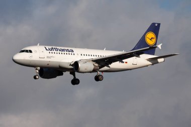 Lufthansa Airbus A319 D-Ailt yolcu uçağı Frankfurt Havaalanına iniyor.