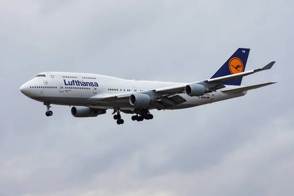 Lufthansa Boeing 747-400 D-Abvm utasszállító repülőgép leszállás a frankfurti repülőtéren — Stock Fotó