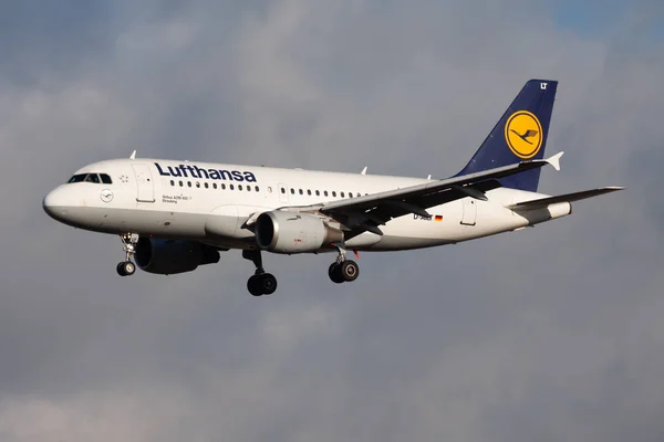 Lufthansa Airbus A319 D-Ailt passagerarplan landar på Frankfurts flygplats — Stockfoto