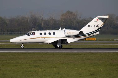 Cessna 525 Citationjet 10 Oe-Fgk iş jeti uçağı Viyana Uluslararası Havaalanı 'ndan havalanıyor.