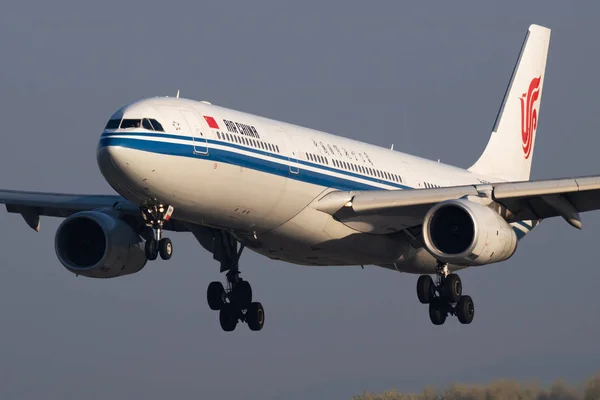 Air China Airbus A330-300 B-5919 Пасажирський літак прибуває і приземляється у Віденському міжнародному аеропорту — стокове фото