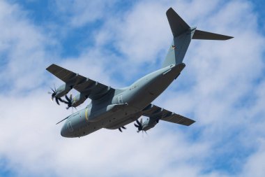 Alman Hava Kuvvetleri Luftwaffe Airbus A400M Atlas 5410 nakliye uçağı RIAT Royal International Air Tattoo 2018 uçuş gösterisi için iniş ve iniş yaptı.