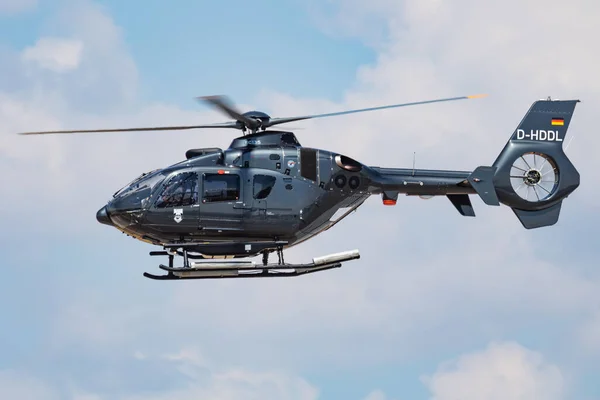 Saksan laivaston Eurocopter EC-135 D-HDDL-kouluttajan helikopterin saapuminen ja lasku RIAT Royal International Air Tattoo 2018 lentonäyttelyyn — kuvapankkivalokuva