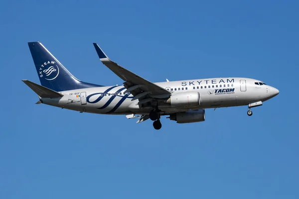 Skyteam Tarom Boeing 737-700 Пасажирський літак Yr-Bgf прибуває і приземляється в аеропорту Стамбул-Ататюрк — стокове фото