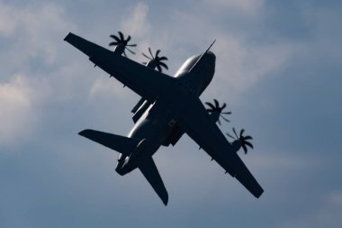 RIAT Royal International Air Tattoo 2018 uçuş gösterisi için Airbus A400M Atlas EC-400 nakliye uçağı görüntüsü