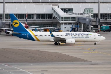 Ukrayna Uluslararası Havayolları Boeing 737-800 Ur-Psf yolcu uçağı Münih Havalimanı 'na iniyor.