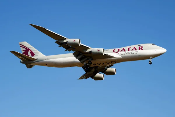 카타르 에어웨이즈 카고 보잉 747-8 점보 제트 A7-BGA 화물 비행기 도착 및 착륙 룩셈부르크핀델 공항 — 스톡 사진