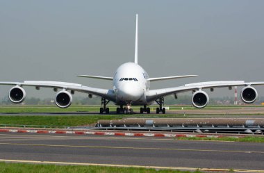 Air France Airbus A380 F-HPJI yolcu uçağı Paris Charles de Gaulle Havaalanına iniyor.