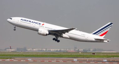 Air France Boeing 777-200 F-GSPT yolcu uçağı Paris Charles de Gaulle Havaalanı 'ndan havalanıyor.