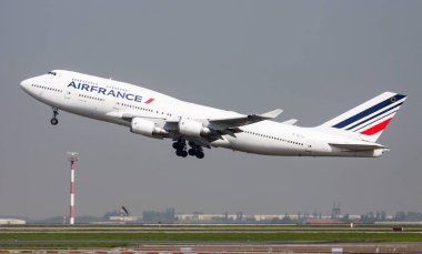 Air France Boeing 747-400 F-GITH yolcu uçağı Paris Charles de Gaulle Havaalanı 'ndan havalanıyor.