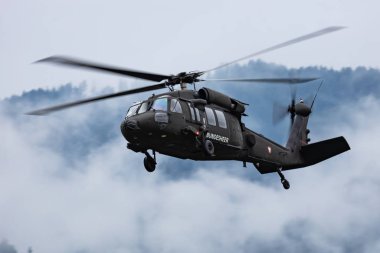 Zeltweg / Avusturya - 6 Eylül 2019: Avusturya Hava Kuvvetleri Sikorsky S-70 (Uh-60) Kara Şahin Zeltweg Hava Üssünde uçuyor