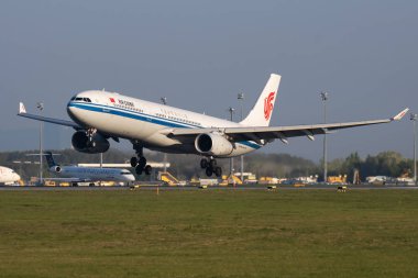 Viyana / Avusturya - 18 Nisan 2019: Air China Airbus A330-300 B-5919 yolcu uçağı Viyana Uluslararası Havaalanına iniş yaptı.